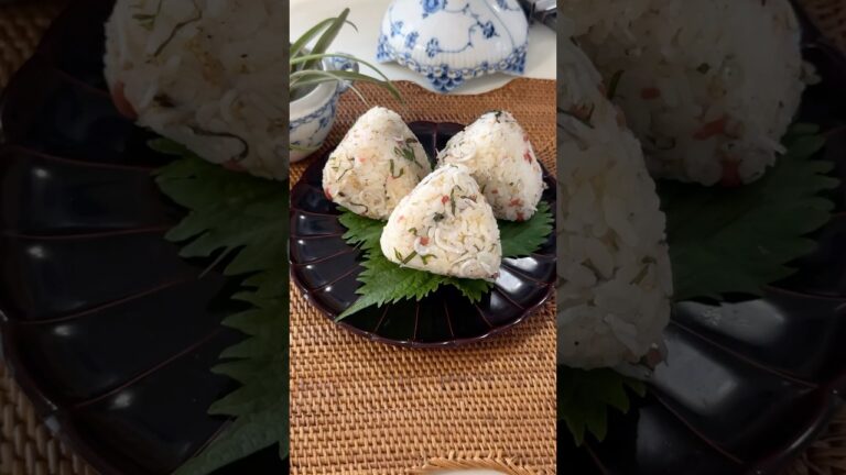 夏にピッタリ！梅としらすのおにぎり🍙#簡単レシピ #おにぎり # 料理