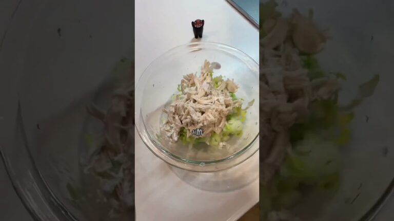 【様子のおかしな料理動画】ささみの白菜サラダ#ささみちゃん #ささみ #ささみレシピ #ダイエット #簡単レシピ #簡単レシピ #レシピ動画 #レシピ