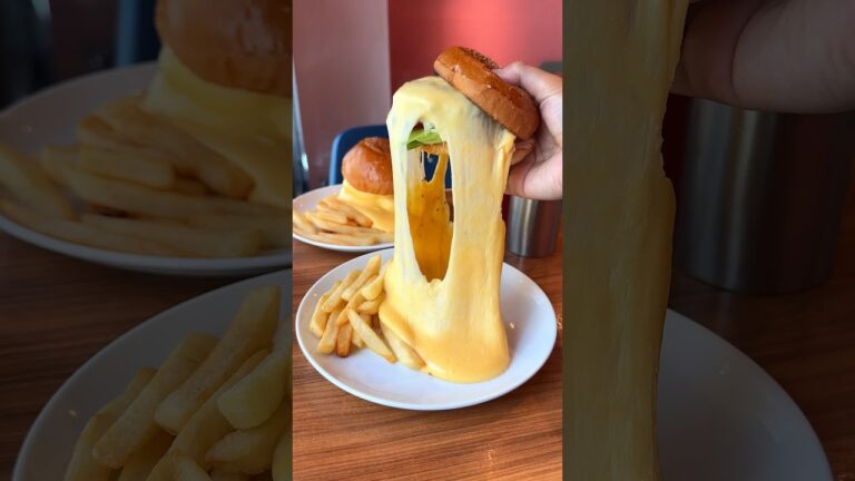 大量のチーズが溢れるスーパーチーズバーガー！肉肉しいパティの旨味と濃厚チーズのマリアージュが最高【CRANE：東京秋葉原】