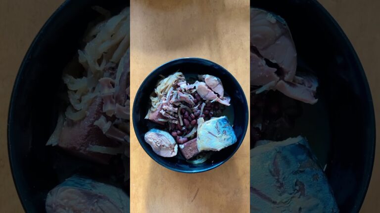 今日の朝ご飯🍚切り干し大根味噌汁😋サバ缶🐟小豆🫘高野豆腐🪭入り👍　#味噌汁 #朝ご飯 #サバ缶レシピ