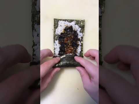 塗りすぎた佃煮を梅干しでガブっと食べました #おにぎり #おにぎらず #asmr #sushi #bento #shorts