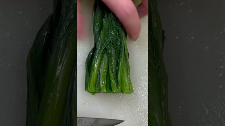 小松菜を切る【小松菜と切り干し大根のマヨネーズ和え】