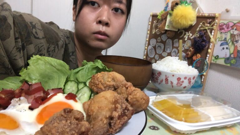 唐揚げと目玉焼きとベーコンとサラダと玉ねぎの味噌汁とご飯と漬物食べるよ