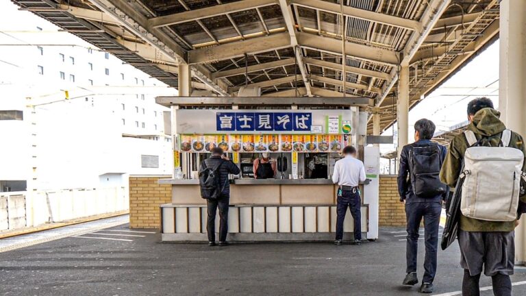 電車降りる→３０秒でそばが出る。駅ホームのお母さんワンオペ立ち食いそば屋丨愛知静岡のうどんそば屋３選