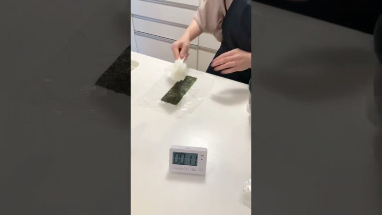 【30秒でできる】手が汚れないおにぎりの作り方🍙 #19時消灯ママ#3人育児 #早寝育児#ライフハック #時短テク#時短家事