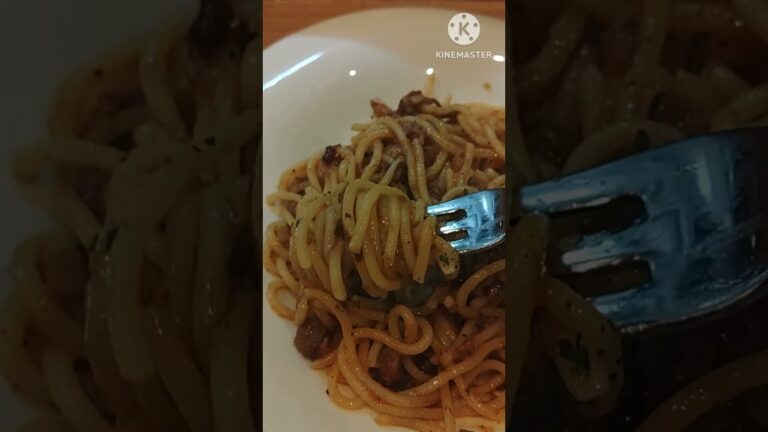 【神戸グルメ】地下街の新店舗『ボロネーゼとミートソースの違いを教えてあげる』でランチを食べちゃう　#shorts