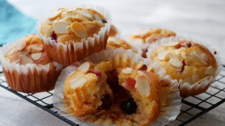 焼くまで10分!しっとりと軽い焼き上がり♡ミックスベリーオイルマフィン | Fluffy and Moist! Mixed berry Oil muffin