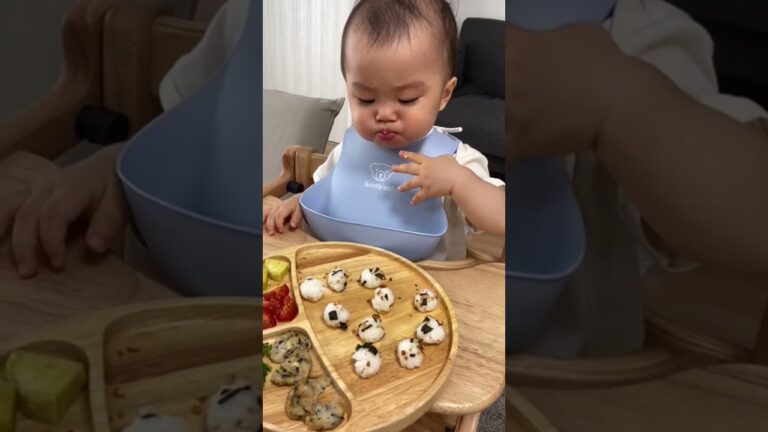 今度はちっちゃい🍙大好物❗#11ヶ月赤ちゃん #つかみ食べ