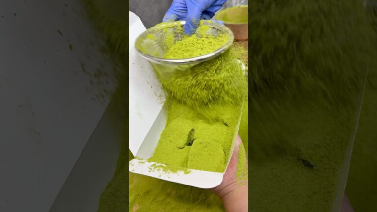 大量の抹茶をかけた天使のわらび餅