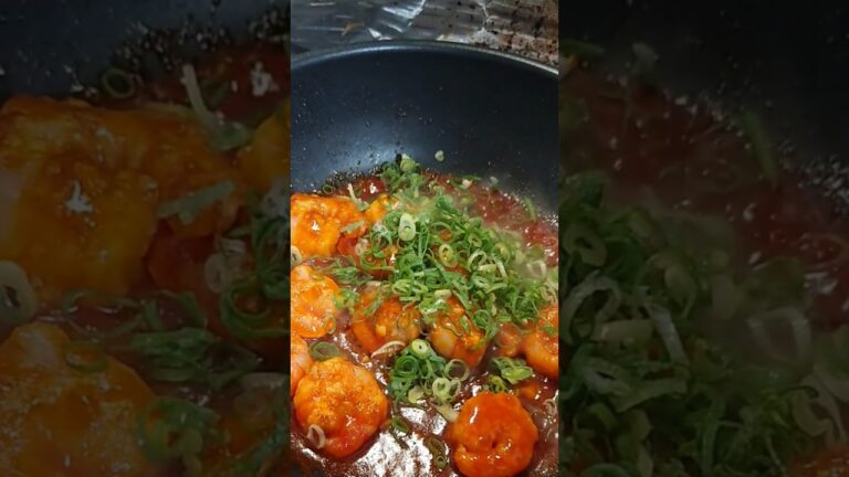 できたてほやほや〜！(⁠^⁠^⁠)ぷりぷり…ぶち旨いえびチリ！(⁠^⁠^⁠)