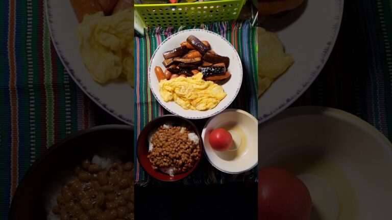 【たまにはガツンと】粗挽きソーセージとナスを炒めてそこに玉子焼きを加えて食べていきます