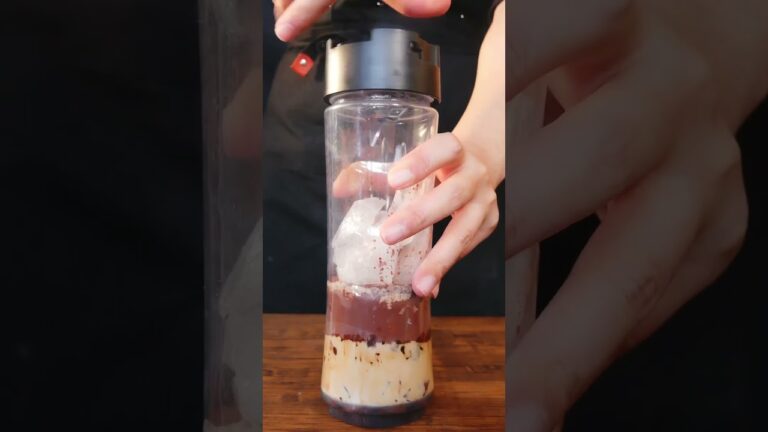 【スタバ再現】ダークモカチップフラペチーノの作り方🥤  Starbucks copycat recipe Dark mocha Frappuccino #レシピ #shorts