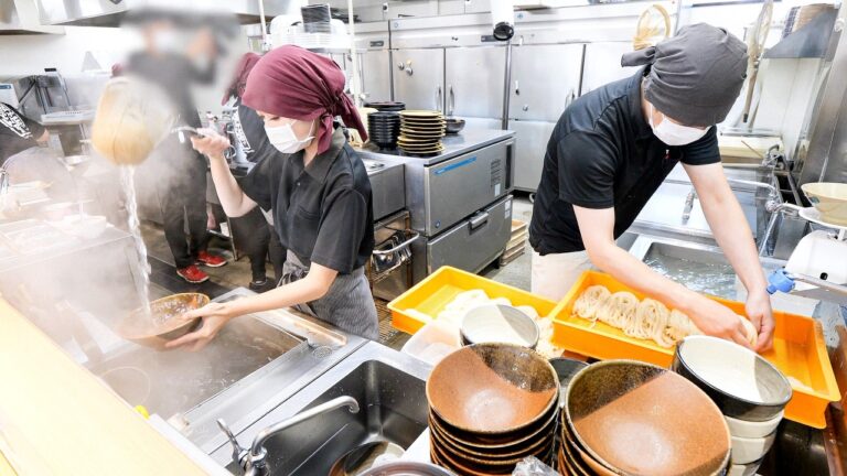 １日５００人来店。４５秒で提供される爆速うどん屋に老若男女が殺到！！！