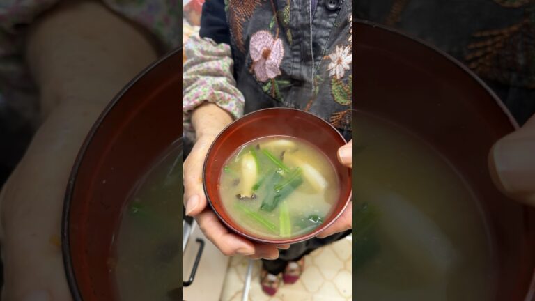 94歳ツムツムおばあちゃん家の味噌汁はしめじとほうれん草と人参🥕です❤️👵