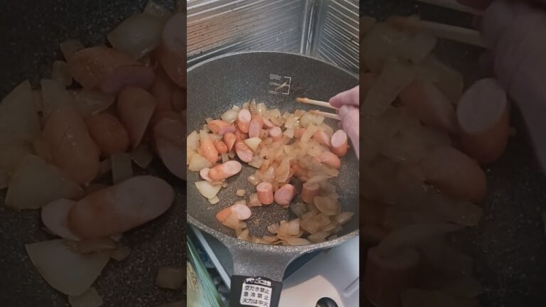 今回はカレーチャーハンです③ 冷蔵庫の残りで早く作れるチャーハンは美味しく🌟簡単に作れますよ🌟これからウインナーを炒めます🍳 #shorts