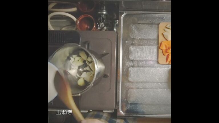 牛すじカレーを 作る