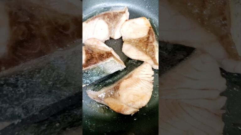 魚🐟️が好きです✨実は、半額のブリだったので塩を振って少し寝かせお湯に潜らせて臭みを取りました!!水気を切って薄く小麦粉をまぶし胡麻油で焼いとります🎵