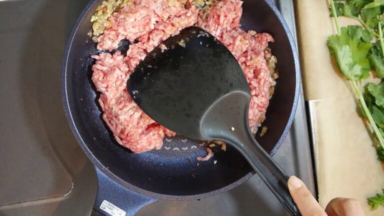 パクチーファン必見！ピリ辛ひき肉とトマトディップ