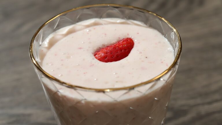 3分で簡単！いちごスムージーの作り方 | How to make strawberry smoothie