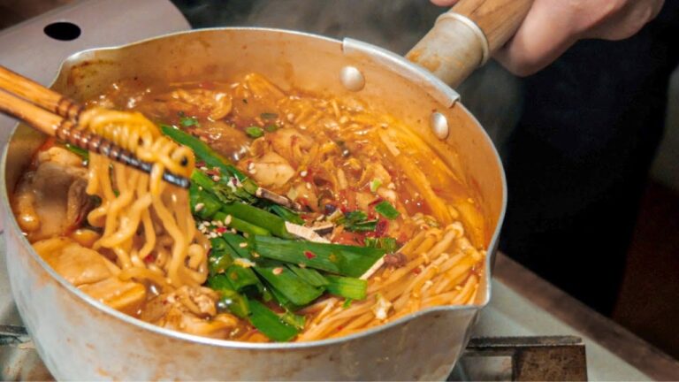 辛ラーメンを愛した男が作る1番美味い食べ方【辛ラーメン アレンジ】【キムチ鍋】【プデチゲ】