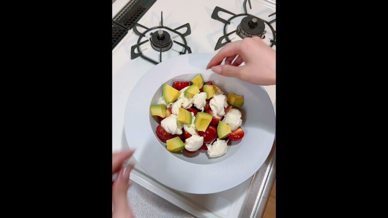 【簡単すぎる!!!】みょうがとアボカドのカプレーゼ