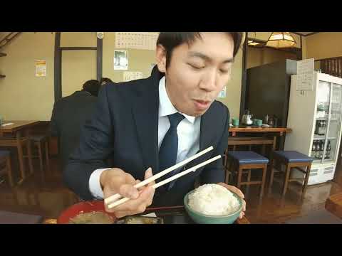 アジフライ食べる動画