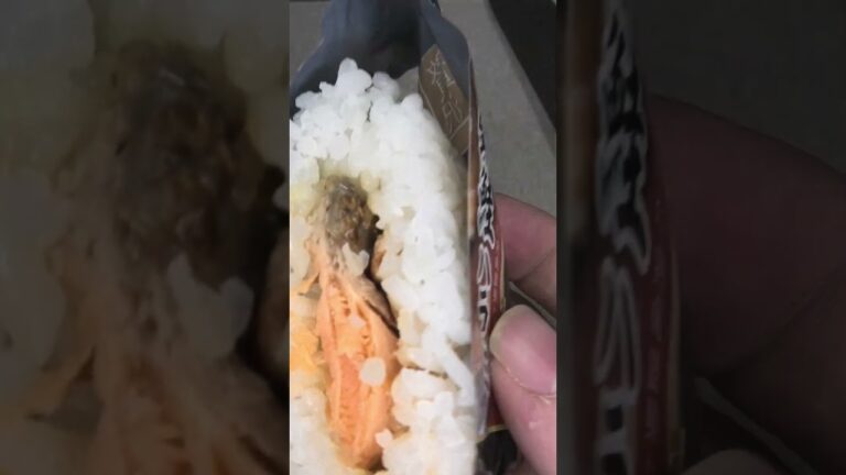 銀鮭ハラミのおにぎりを切りました。　#銀鮭 #ハラミ #おにぎり