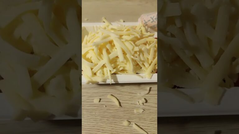 ヤンニョムチキンに大量のチーズをキメるだけの動画 #shorts #ヤンニョムチキン #コンビニ