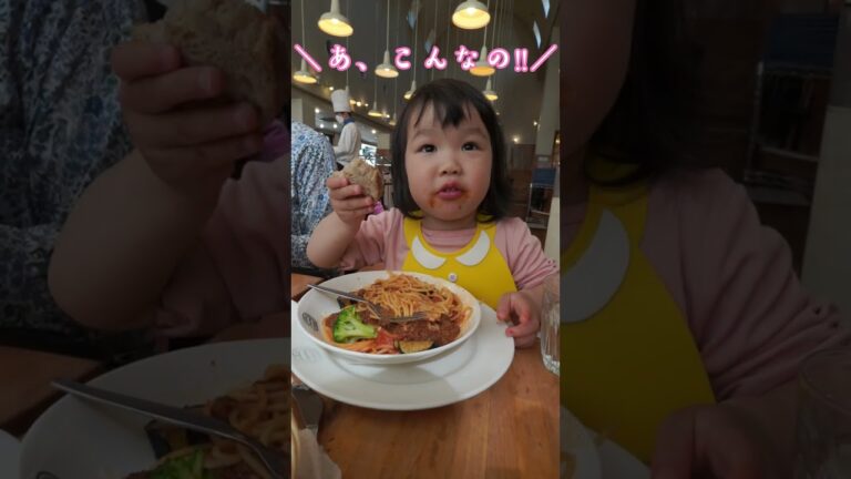 口の周りについたミートソースを無駄にしない2歳児#shorts