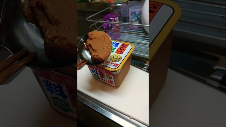 豆腐と油揚げの味噌汁。皆さんあれ入れてます？味が全く違います