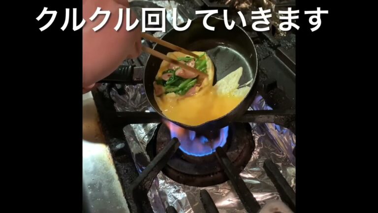 巻きオムレツ　具材はほうれん草とソーセージです！