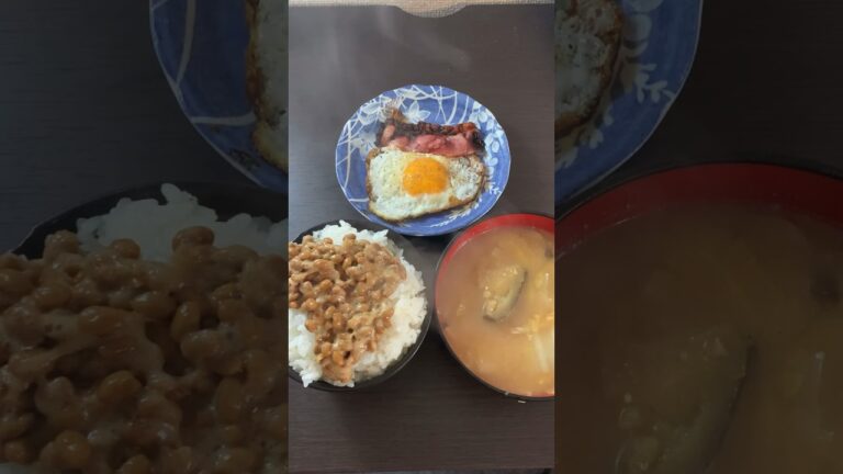 【大学生の朝ごはん】白菜山盛り味噌汁と目玉焼き#自炊 #asmr #朝ごはん #目玉焼き#shorts