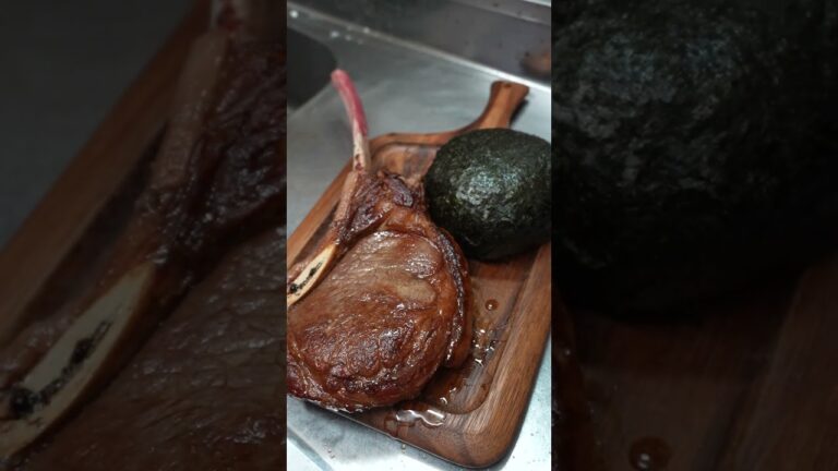 トマホークステーキと爆弾おにぎり