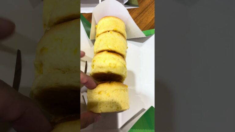 念願のコーンパン🌽🍞#shorts #北海道 #新千歳空港