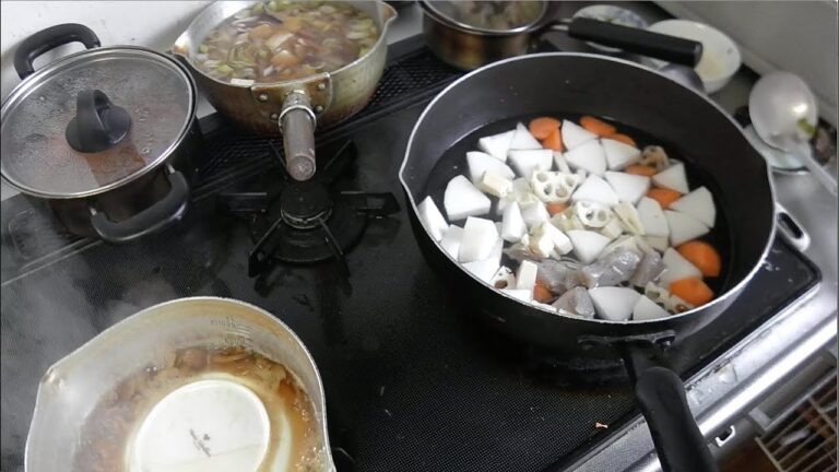 幸運な病のレシピ（ 943 ）-1 朝：煮しめ（牛と里芋）、チンジャオロースー風、塩サバ、汁の仕立て直し