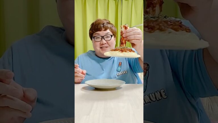 本物？食品サンプル？どっち？デブなのに当てられなかったら全力でハリセンでぶち抜かれる #shorts