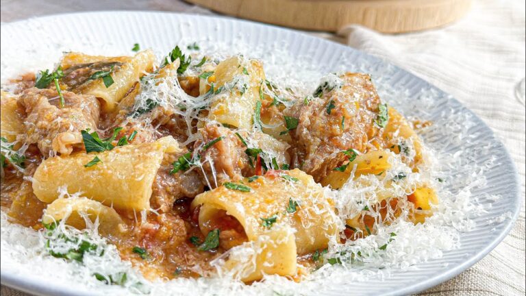 豚軟骨のラム酒煮込み　パッケリ【paccheri】豚軟骨をラム酒とトマト缶でトロトロコリコリに煮込んだソースと、ナポリの極太マカロニ『パッケリ』を合わせました。