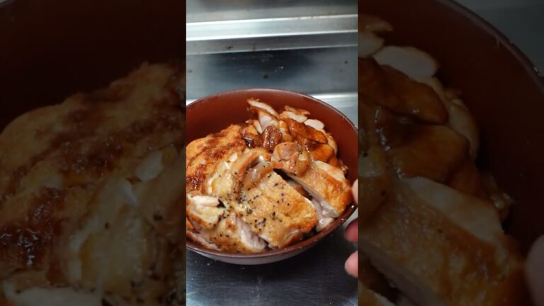 鶏肉丼を食べながら職場の不満をこぼす派遣労働者