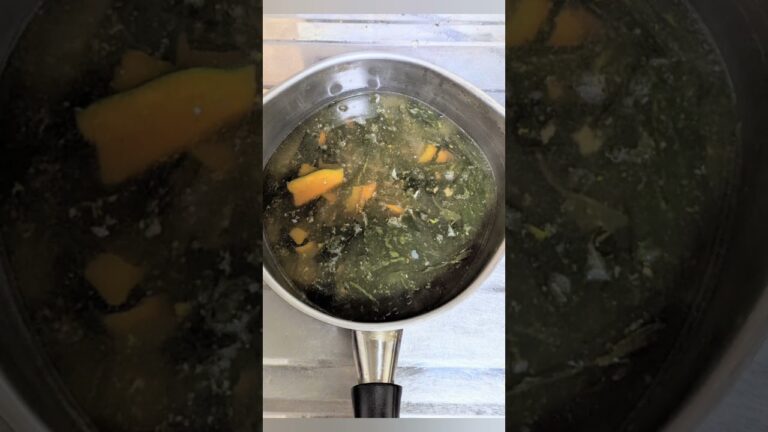 【煮るだけ】サバ缶汁活用😁南瓜とワカメの味噌汁🎃🍲✨#サバ缶#味噌汁#カボチャ