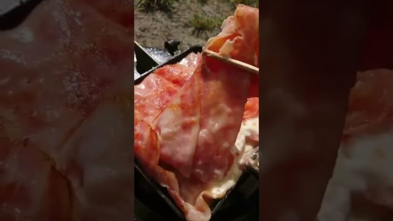 カマンベールチーズとトマトをベーコンで包み焼く#キャンプ飯