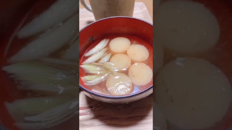 朝の湯気が上がるお吸い物です。具はミョウガとお麩ですね。とても体が温まります。 #shorts