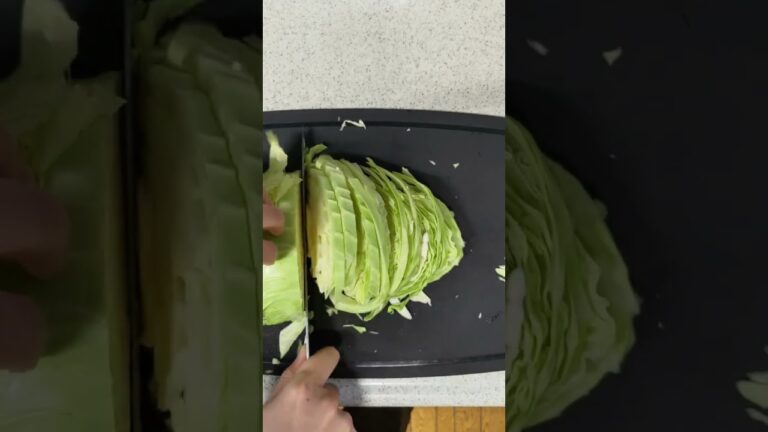 お好み焼きを作るためにキャベツを急いで切っていきます