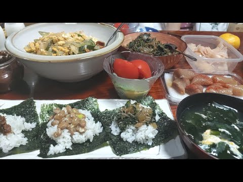日々の食事。梅おかか、しそ味噌、ねぎ納豆の海苔つつみご飯。＃太きゅうりとウインナーの卵とじ＃畑の野菜とコープの宅配で作る食事
