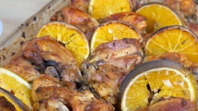 オレンジとスパイスを使ったジューシーなローストチキン。