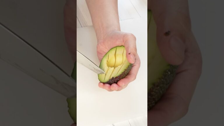 【タコとアボカドのマリネもなか】プリッとしたタコとクリーミーなアボカド🥑 柑橘の酸味でさっぱりマリネし、トマトや紫玉ねぎ、ハーブとともに重ねました。　#たねらく　#もなか　#創作料理　#アレンジレシピ