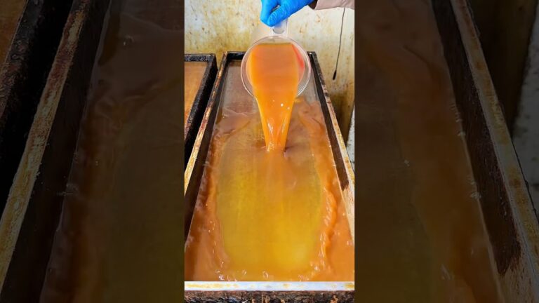 大きな鉄板で豪快に焼き上げるふわふわ明太子の玉子焼き！鎌倉にあるはんなりいなりさんの明太子入り玉子焼きはあまめの味つけのだし巻き玉子と明太子のピリッと感がおいしかったです #japanesefood