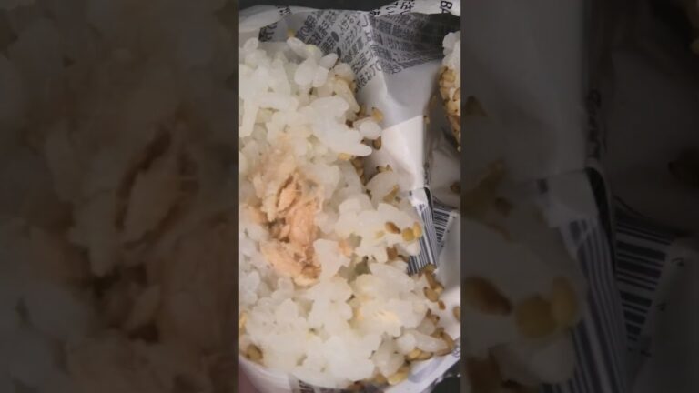 セブンイレブンのごま鮭のおにぎりを切りました。　#セブンイレブン　#ごま　#鮭　#おにぎり　#onigiri　#Riceballs