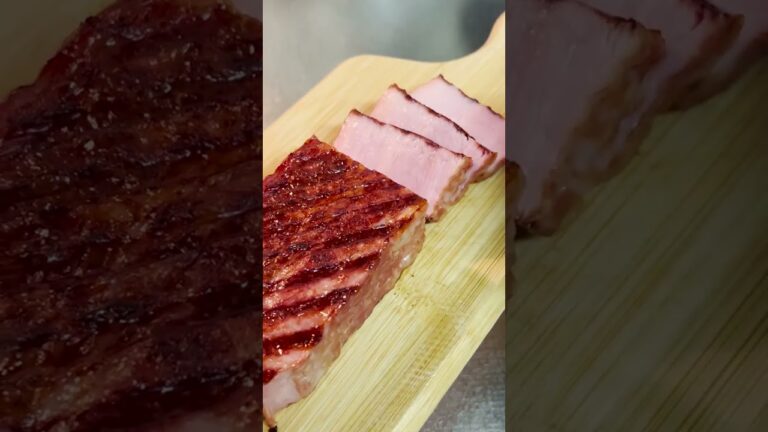 ベーコンブロックをそのままホットサンドメーカーに入れただけ