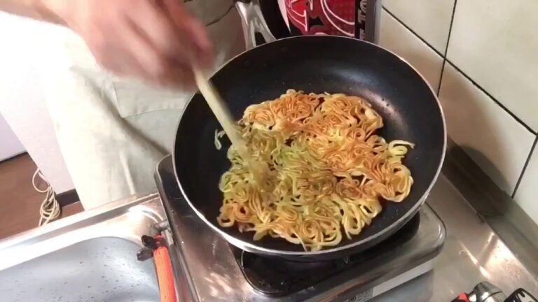 ぶつぶつ言いながら あんかけ焼そばを作る男（パリパリ麺の皿うどん）