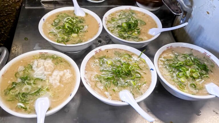 止まらないラーメンラッシュ！福岡で行列が止まない豚骨ラーメンの名店に密着。福岡の地域グルメ４選